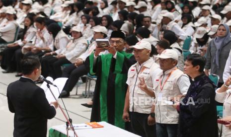 Pengawas Tempat Pemungutan Suara (PTPS) mengucapkan sumpah jabatan saat pelantikan di Kota Kediri, Jawa Timur, Senin (22/1/2024). Sebanyak 856 orang PTPS se-Kota Kediri mengikuti upacara pelantikan dan pengambilan sumpah jabatan untuk mengawasi sekaligus mencegah dugaan pelanggaran Pemilu 2024. 