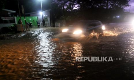 Air sungai memenuhi badan jalan imbas luapan Sungai Wanasri di Karanganyar, Kebumen, Senin (26/10) dini hari. Curah hujan yang tinggi menyebabkan luapan sungai memenuhi jalan utama dan perumahan di samping sungai. Derasnya debit air menyebabkan kendaraan bermotor tidak bisa melintas.