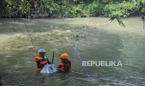 Sejumlah relawan gabungan membersihkan sampah di Kali Cikarang, Kabupaten Bekasi, Jawa Barat.