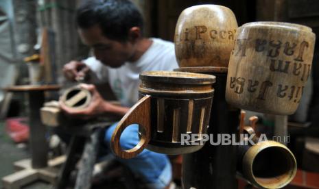 Perajin membuat kerajinan gelas dari bahan bambu di Imah Kreasi Awi, Kelurahan Empang, Kota Bogor, Jawa Barat, Senin (5/4). Wakil Presiden Ma'ruf Amin mendorong semua pelaku usaha mikro kecil menengah (UMKM) bertranformasi ke ekonomi digital. 