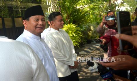 Menteri Pertahanan, Prabowo Subianto bersama Wali Kota Surakarta Gibran Rakabuming Raka menjawab pertanyaan usai pertemuan dengan Presiden Joko Widodo di Surakarta, Jawa Tengah, Sabtu (22/4/2023). Pertemuan ini menurut Prabowo hanya silaturahim biasa saat Hari Raya Idul Fitri dan menjadi jadwal rutin tahunan. Tidak ada pembicaraan politik pada pertemuan yang berlangsung selama 1,5 jam di kediaman Jokowi ini.