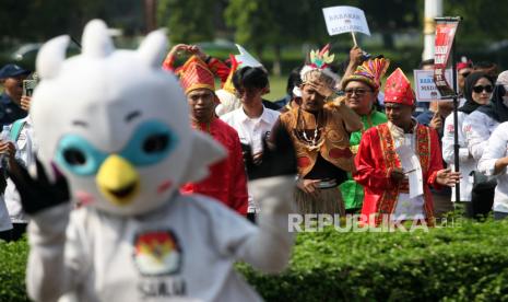 Sejumlah peserta mengenakan pakaian adat saat Kirab Pemilu 2024 di Cibinong, Kabupaten Bogor Jawa Barat, Senin (13/11/2023). Kirab yang digelar oleh Komisi Pemilihan Umum (KPU) Kabupaten Bogor tersebut sebagai sarana sosialisasi Pemilu damai dan edukasi serta mengajak masyarakat berpartisipasi dalam kontestasi demokrasi Pemilu 2024. 