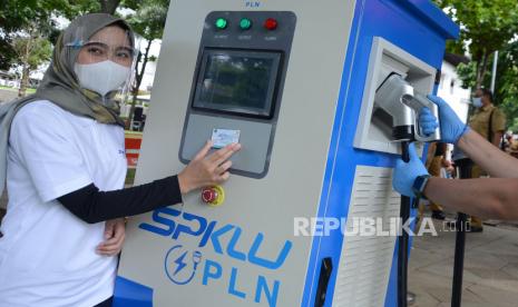 PT PLN (Persero) menambah pembangkit hijau hingga membangun Stasiun Pengisian Kendaraan Listrik Umum (SPKLU) di Jawa Timur, (ilustrasi).