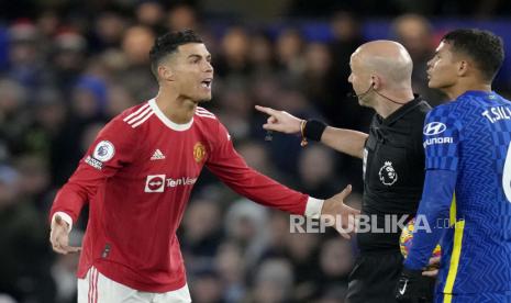 Pemain Manchester United Cristiano Ronaldo berbicara kepada Wasit Anthony Taylor sementara pemain Chelsea Thiago Silva (kanan), melihat selama pertandingan sepak bola Liga Premier Inggris antara Chelsea dan Manchester United di stadion Stamford Bridge di London,28 November 2021.