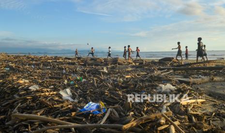 Pemkot Padang Janji Berantas Premanisme di Pantai Padang. Foto: Sejumlah remaja bermain bola di antara sampah yang berserakan di Pantai Pasir Jambak, Padang, Sumatera Barat, Rabu (5/1/2022). Objek wisata pantai paling utara di Kota Padang tersebut dipenuhi sampah dan menimbulkan bau tidak sedap.   