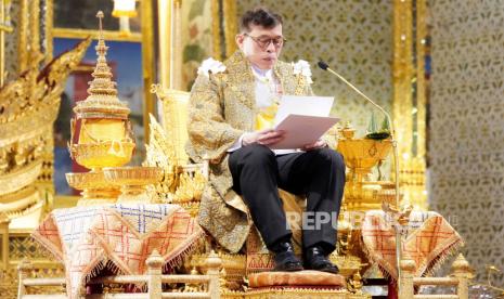 Raja Thiiland Vajiralongkorn memberi restu ke PM baru Thailand, Paetongtarn Shinawatra.