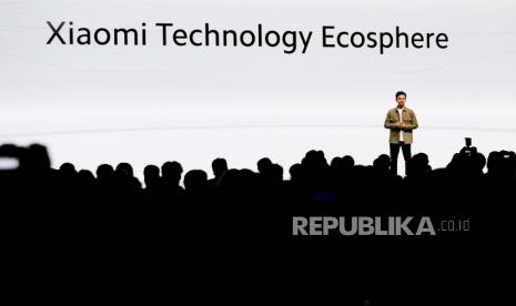 Manajer pemasaran produk Xiaomi TJ Walton selama presentasi produk baru Xiaomi menjelang Mobile World Congress 2023 di Barcelona, ​​Spanyol, Minggu, 26 Februari 2023. Xiaomi berencana mengembangkan mobil pada 2024.