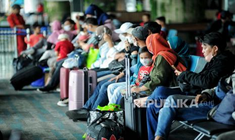 Pemudik memadati area Dermaga Eksekutif saat menunggu kedatangan kapal di Pelabuhan.