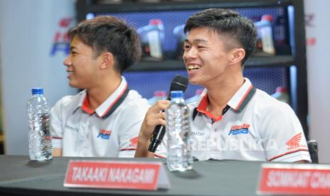 Pebalap Moto2 Honda Team Asia Ai Ogura (kanan) bersama pebalap Moto3 Honda Team Asia Taiyo Furusato (kiri) saat konferensi pers jelang seri MotoGP Mandalika 2023 pada acara Meet And Greet Idemitsu Riders di Jakarta, Selasa (10/10/2023). Idemitsu bersama Honda antusias menyambut gelaran MotoGP seri Mandalika yang akan digelar pada 13-15 Oktober mendatang di Sirkuit Internasional Mandalika dengan menghadirkan pebalap Honda yang akan berlaga pada gelaran MotoGP, Moto2 dan Moto3. Dalam sesi konferensi pers tersebut, pebalap Moto3 asal Indonesia, Mario Aji akan menjaga stamina sekaligus meningkatkan kepercayaan diri  jelang laga balapan kandang.