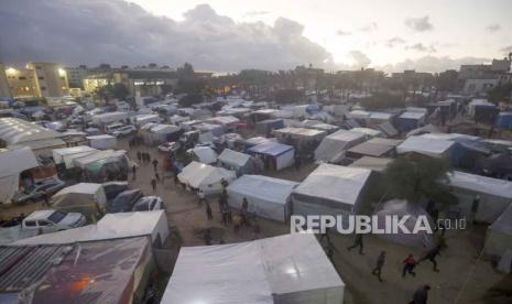 Warga Palestina yang mengungsi akibat pengeboman Israel di Jalur Gaza terlihat di tenda-tenda di kota Khan Younis, Rabu, 13 Desember 2023.