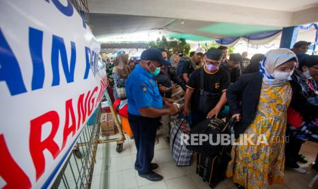 Petugas memeriksa tiket penumpang angkutan kapal laut tujuan Tanjung Priok, Jakarta di terminal keberangkatan Pelabuhan Batu Ampar, Batam, Kepulauan Riau, Rabu (27/3/2023). PT Pelni (Persero) Cabang Batam menyiapkan tiket mudik lebaran gratis sebanyak 1.172 lembar untuk kuota keberangkatan 27 Maret, 7 dan 13 April 2024 menggunakan KM Kelud kelas ekonomi rute Batam-Belawan, Sumatera Utara dan Batam-Tanjung Priok, Jakarta. 