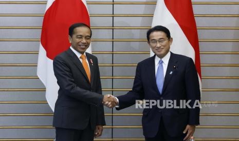  Presiden Joko Widodo (kiri) dan Perdana Menteri Jepang Fumio Kishida bertemu di kediaman resmi perdana menteri di Tokyo, Rabu, 27 Juli 2022.