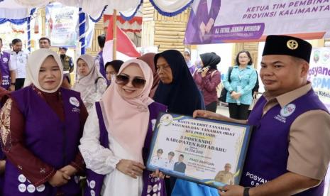 dpkp-kalsel-kucurkan-rp250-juta-bantu-bibit-sayuran-untuk-65-posyandu