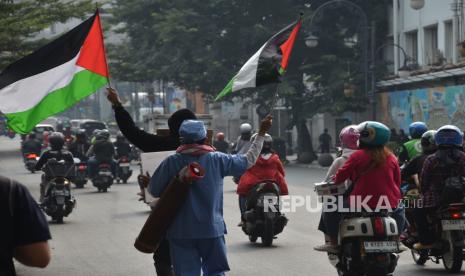 Seniman pantomim Wanggi Hoed kembali melakukan aksi seni untuk Palestina bertajuk Bandung Spirit for Palestina di kawasan Gedung Merdeka, Kota Bandung, Jawa Barat, Rabu (22/5/2024). Aksi kali ini salah satunya mengutuk kebiadaban Zionis Israel yang telah penghancuran fasilitas pelayan kesehatan, medis sehingga banya korban tidak mendapat tindakan medis.