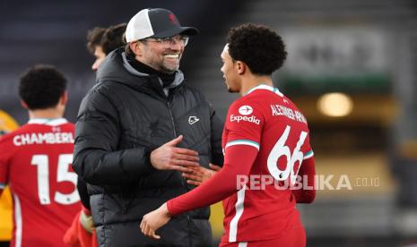  Manajer Juergen Klopp dari Liverpool bereaksi dengan pemainnya Trent Alexander-Arnold (kanan) setelah pertandingan sepak bola Liga Premier Inggris antara Wolverhampton Wanderers dan Liverpool FC di Wolverhampton, Inggris, 15 Maret 2021.