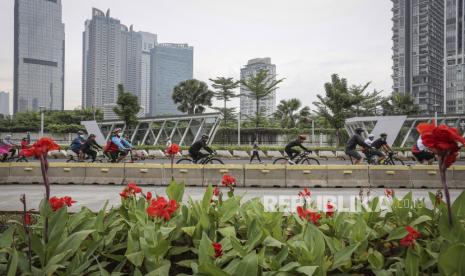 Warga berolahraga saat Hari Bebas Kendaraan Bermotor (HBKB) atau Car Free Day (CFD) di kawasan Jalan Jenderal Sudirman, Jakarta, Ahad (22/5/2022). Pemprov DKI Jakarta kembali menggelar HBKB di enam titik dengan pola terbatas mulai Minggu 22 Mei 2022 yang berlangsung pukul 06.00-10.00 WIB. 