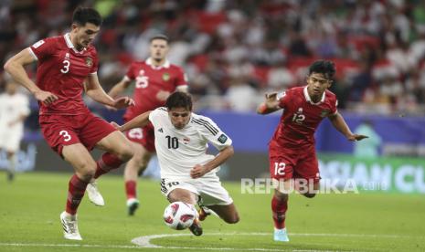 Pemain timnas Indonesia Elkan Baggot (kiri) berebut bola dengan pemain Irak Mohanad Ali Kadhim pada pertandingan sepak bola Grup D Piala Asia antara Indonesia dan Irak di Stadion Ahmad Bin Ali di Al Rayyan, Qatar, Senin (15/1/2024). Pada pertandingan itu Indonesia harus mengakui keunggulan Irak dengan skor 1-3. 