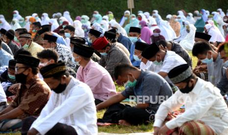 Hukum Bersalaman Usai Sholat Berjamaah