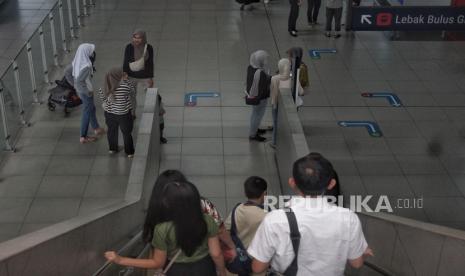 Penumpang berjalan untuk keluar Stasiun MRT Blok M, Jakarta, Selasa (26/12/2023).  Libur Hari Natal dijadikan momen bagi warga untuk mencoba Moda Raya Terpadu (MRT). Banyak masyarakat menggunakan layanan MRT untuk menuju pusat perbelanjaan dan objek wisata di Ibu Kota seperti Sarinah, Taman Dukuh Atas, kawasan sekitar Blok M dan Bundaran HI.