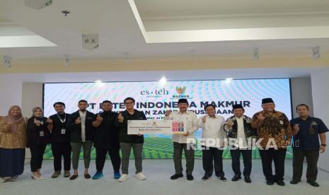 PT Esteh Indonesia Makmur menyerahkan zakat perusahaan senilai Rp 4 miliar kepada Badan Amil Zakat Nasional (Baznas) di kantor Baznas RI pada Jumat (24/2/2023). Esteh Indonesia Serahkan Zakat Rp 4 Miliar, Ketua Baznas: Perlu Ditiru Generasi Muda