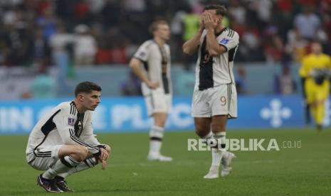  Kai Havertz (Kiri) dan Niclas Fuellkrug (Kanan) dari Jerman bereaksi setelah pertandingan sepak bola grup E Piala Dunia 2022 antara Kosta Rika dan Jerman di Stadion Al Bayt di Al Khor, Qatar, Jumat (2/12) dini hari WIB.