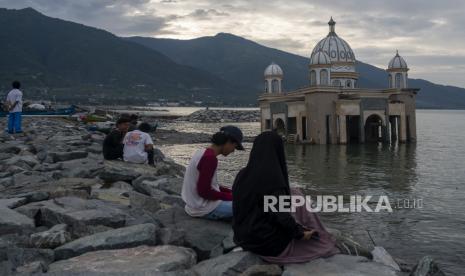 Sejumlah warga menunggui waktu berbuka puasa (ngabuburit) di kawasan pantai bekas terjangan tsunami di Kampung Lere, Teluk Palu, Sulawesi Tengah, Ahad (3/4/2022). Kawasan yang dilanda bencana tsunami pada September 2018 tersebut menjadi salah satu tujuan favorit bagi warga untuk bersantai sambil menunggui waktu berbuka puasa pada setiap bulan Ramadhan. 