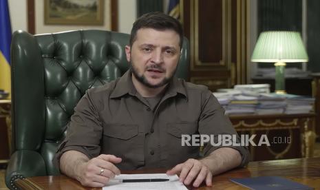  Presiden Ukraina Volodymyr Zelenskyy mengatakan Rusia dapat menggunakan senjata kimia di Ukraina.