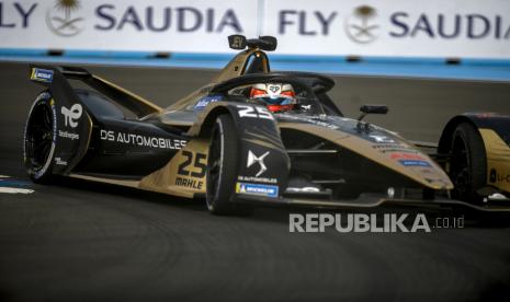 Pembalap tim DS Automobiles Formula E Team Techeetah Jean Eric Vergne memacu mobilnya pada balapan Formula E seri kesembilan Jakarta E-Prix 2022 di Sirkuit Jakarta International E-Prix Circuit (JIEC), Ancol, Jakarta Utara, DKI Jakarta, Sabtu (4/6/2022). Pembalap Jaguar TCS Racing Mitch Evans menjadi pemenang usai menjadi yang tercepat pada ajang Jakarta E-Prix 2022 dengan catatan waktu 48 menit 28,424 detik, diikuti pembalap tim DS Automobiles Formula E Team Techeetah Jean Eric Vergne 48 menit 29,157 detik dan pembalap tim Rokit Venturi Racing Edoardo Mortara 48 menit 29,391 detik. Foto: Republika/Abdan Syakura