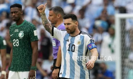 Lionel Messi dari Argentina, kanan, merayakan setelah ia mencetak gol pembuka dari titik penalti selama pertandingan sepak bola Grup C Piala Dunia antara Argentina dan Arab Saudi di Stadion Lusail di Lusail, Qatar, Selasa, 22 November 2022. PUBG Mobile mengumumkan 20 item baru bertema Lionel Messi yang akan hadir di game tersebut. 