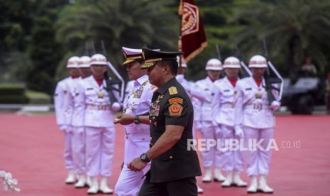 Panglima TNI Laksamana Yudo Margono bersama Panglima TNI sebelumnya Jenderal Andika Perkasa saat upacara serah terima jabatan di Markas Besar TNI, Cilangkap, Jakarta, Selasa (20/12/2022). Laksamana Yudo Margono resmi menjabat sebagai Panglima TNI menggantikan Jenderal Andika Perkasa yang memasuki masa pensiun. Republika/Putra M. Akbar