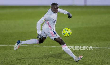 Ferland Mendy dari Real Madrid beraksi selama pertandingan sepak bola La Liga Spanyol antara Real Madrid dan Athletic Club Bilbao di stadion Alfredo Di Stefano di Madrid, Spanyol, Selasa, 15 Desember 2020. 