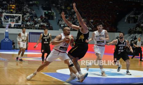 Pebasket Timnas Indonesia Arki Dikania Wisnu melakukan drive melewati adangan pemain Yordania dalam pertandingan window ketiga Kualifikasi FIBA World Cup 2023 Grup C Zona Asia di Istora Senayan, Jakarta, Senin (4/7/2022). Pada pertandingan itu Indonesia kalah dengan skor 52-77.