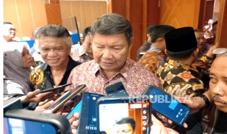 Hashim Djojohadikusumo saat diwawancara wartawan.