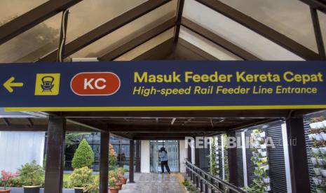 Petugas beraktivitas di area Hall KA Feeder Kereta Cepat Jakarta Bandung (KCJB) di Stasiun Bandung, Kota Bandung, Jawa Barat, Rabu (14/6/2023). PT Kereta Api Indonesia (KAI) menyiapkan sarana dan fasilitas pendukung berupa kereta feeder, peron khusus dan ruang tunggu khusus untuk penumpang KCJB yang beroperasi dari Stasiun Kereta Cepat Padalarang menuju Stasiun Bandung dan sebaliknya.