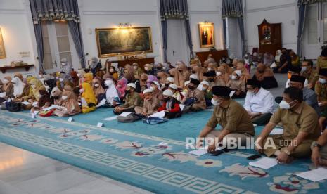 Anak-anak yatim hadir bersama keluarga besar, sejumlah ulama, pejabat ikut serta dalam doa bersama untuk putra sulung Gubernur Jawa Barat Ridwan Kamil, Emmeril Khan Mumtadz (Eril) di rumah dinas Gubernur Jawa Barat Gedung Pakuan, Kota Bandung. Senin (30/5). Hingga kini pihak keluarga masih menantikan kabar baik terkait musiibah yang menimpa Eril yang hilang di Sungai Aare di Bern, Swiss.. Hari Keenam Pencarian Eril, MUI Jabar Anjurkan Sholat Gaib