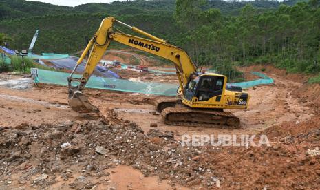 Pekerja mengoperasikan alat berat untuk menyelesaikan proyek pembangunan kantor sekretariat presiden di Kawasan Inti Pusat Pemerintahan (KIPP) Ibu Kota Negara (IKN) Nusantara, Penajam Paser Utara, Kalimantan Timur, Sabtu (25/2/2023). Pembangunan KIPP IKN Nusantara mulai masif dikerjakan diantaranya pembangunan istana presiden, kantor presiden, kantor sekretariat presiden, dan kantor kementerian koordinator. 