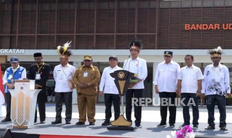 Presiden Joko Widodo (Jokowi) meresmikan Bandara Douw Aturure di Nabire, Papua Tengah dan Bandara Siboru di Fakfak, Papua Barat, Kamis (23/11/2023).