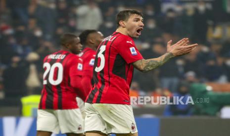 Bek AC Milan Alessio Romagnoli bereaksi selama pertandingan sepak bola Serie A Italia FC Inter vs AC Milan di Stadion Giuseppe Meazza di Milan, Italia, 05 Februari 2022.