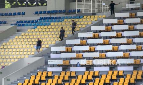 Tim dari FIFA turun dari tribun saat pengecekan fasilitas di Stadion Manahan, Solo, Jawa Tengah, Senin (28/8/2023). Tim perwakilan FIFA didampingi PSSI dan Kementerian PUPR melakukan pengecekan kesiapan dan fasilitas Stadion Manahan untuk persiapan Piala Dunia U-17 pada 10 November hingga 2 Desember 2023. 