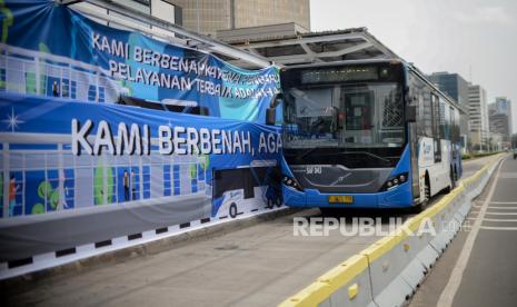 Bus Transjakarta melintas  di Halte Bundaran Hotel Indonesia