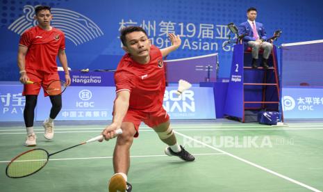 Pebulu tangkis ganda putra Indonesia Muhammad Rian Ardianto (kanan) dan Fajar Alfian saat tampil di Asian Games 2022 Hangzhou, Cina.