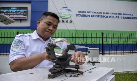 Petugas melakukan penghitungan cahaya matahari menggunakan alat Campbell stock di halaman Kantor BMKG Bandung, Bandung, Jawa Barat. BMKG sebut cuaca panas terjadi satu pekan terakhir di Kota Bandung