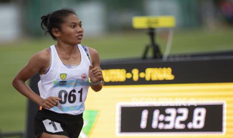 Pelari DKI Jakarta Odekta Elvina berlari dalam final nomor lari 5.000 meter putri cabang atletik PON Papua di Stadion Atletik Mimika Sport Center, Kabupaten Mimika, Papua, Selasa (5/10/2021). Odekta meraih medali emas, sementara pelari DKI lainnya Tryaningsih meraih medali perak dan pelari Sulawesi Selatan Fitri meraih medali perunggu. 