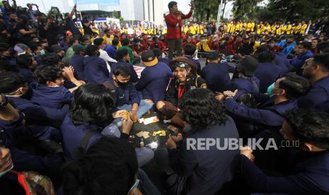 Sejumlah mahasiswa bermain domino saat mengikuti unjuk rasa penolakkan Undang-Undang Omnibus Law di Kawasan Jalan Lambung Mangkurat, Banjarmasin, Kalimantan Selatan, Kamis (15/10/2020). Dalam orasi unjukrasa tersebut mereka menuntut presiden mengeluarkan Perppu untuk menghentikan UU Omnibus Law Cipta Kerja yang dinilai merugikan masyarakat kecil. 