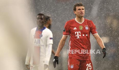 Reaksi Thomas Mueller dari Bayern (kanan) saat perempat final Liga Champions UEFA, pertandingan sepak bola leg pertama antara FC Bayern Muenchen dan Paris Saint-Germain di Munich, Jerman, 07 April 2021.