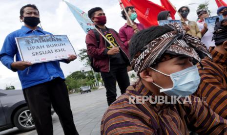 Anggota Majelis Pekerja Buruh Indonesia (MPBI) DIY menggelar Topo Pepe di Titik Nol Yogyakarta, Senin (2/11). Aksi mereka ini menuntut Gubernur DIY untuk memberikan upah minimum provinsi DIY 2021 yang layak. Saat ini UMP DIY sebesar Rp 1,765 juta merupakan terendah di Indonesia. Selain itu, mereka juga menuntut pencabutan UU Cipta Kerja.