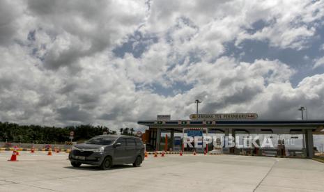 Kendaraan melintas di Jalan Tol Pekanbaru Dumai Seksi I, di Pekanbaru, Riau, Selasa (19/5/2020). PT Hutama Karya selaku pengelola Jalan Tol Trans Sumatera menyatakan Seksi I Tol Pekanbaru Dumai dibuka secara fungsional mulai Senin (18/5/2020) hingga H+7 lebaran dari jam 06