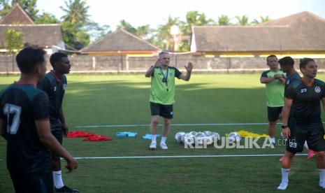 Pelatih PSS Sleman, Marian Mihail, memimpin latihan tim belum lama ini.