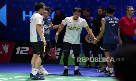 Mohammad Ahsan (tengah) cedera dalam final All England 2023. Ahsan/Hendra Setiawan kalah dari juniornya Fajar Alfian/Muhammad Rian Ardianto di final.