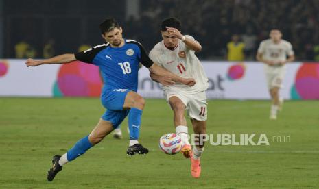 Pemain timnas Indonesia Ragnar Oratmangoen berusaha melewati adangan pemain Filipina pada pertandingan Kualifikasi Piala Dunia 2026 di Stadion Utama GBK, Jakarta, Selasa (11/6/2024). Indonesia mengalahkan Filipina dengan skor 2-0.